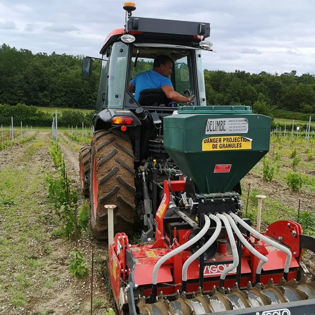 Tractoriste Laurent Giraud au travail du sol entre les rangs de vigne, inter-rang 1,30 m à 3 m