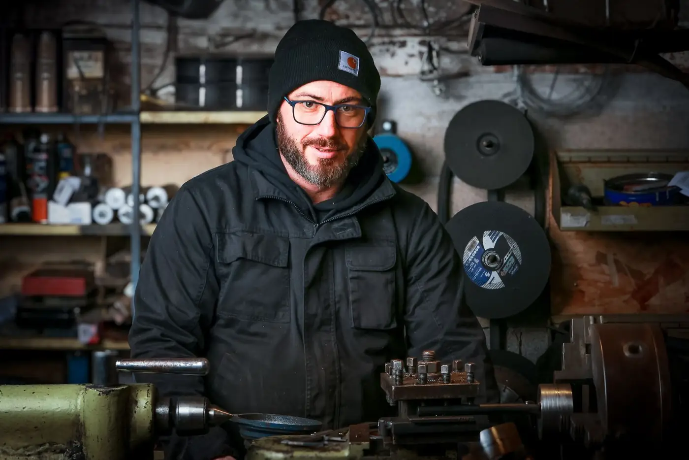 Mécanicien de l'atelier interne Laurent Giraud au tour, entretien du parc machine viticole