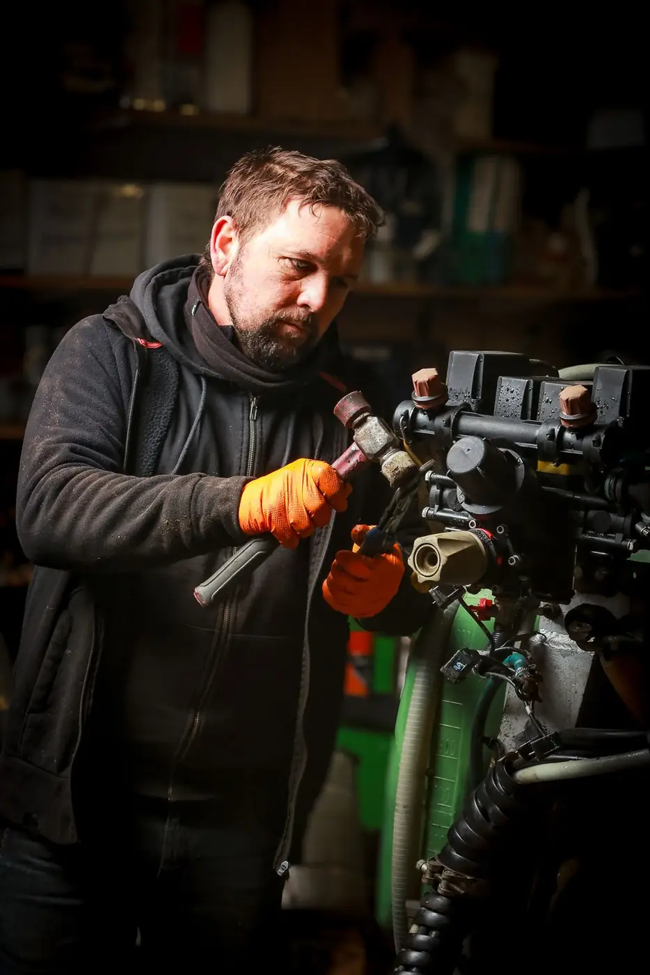 Entretien d'un pulvérisateur viticole dans l'atelier mécanique interne Laurent Giraud