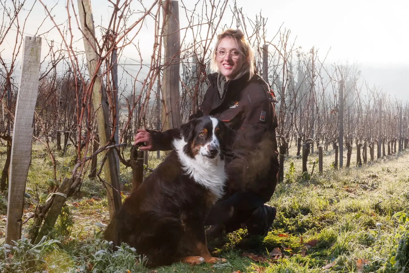 Membre de l'équipe Laurent Giraud et son chien dans un vignoble girondin sous le givre