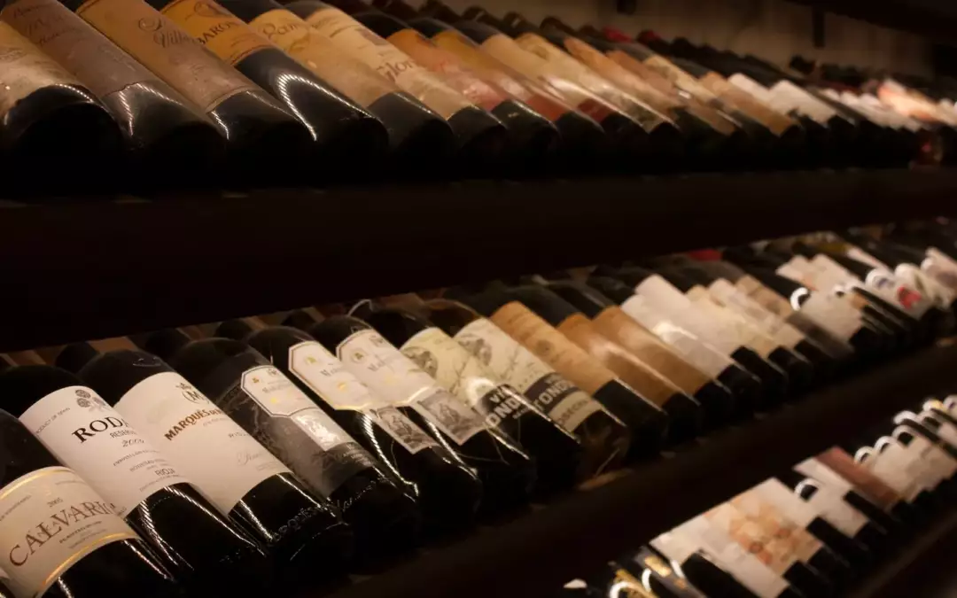 Bouteilles de vin en vieillissement sur les rayonnages d'une cave