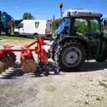 Travail mécanisé du sol dans les rangs de vigne en Gironde par Laurent Giraud