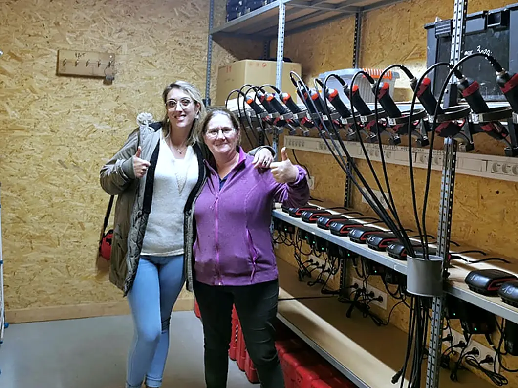 Deux membres de l'équipe des travaux manuels de Laurent Giraud dans le local de recharge des sécateurs électriques