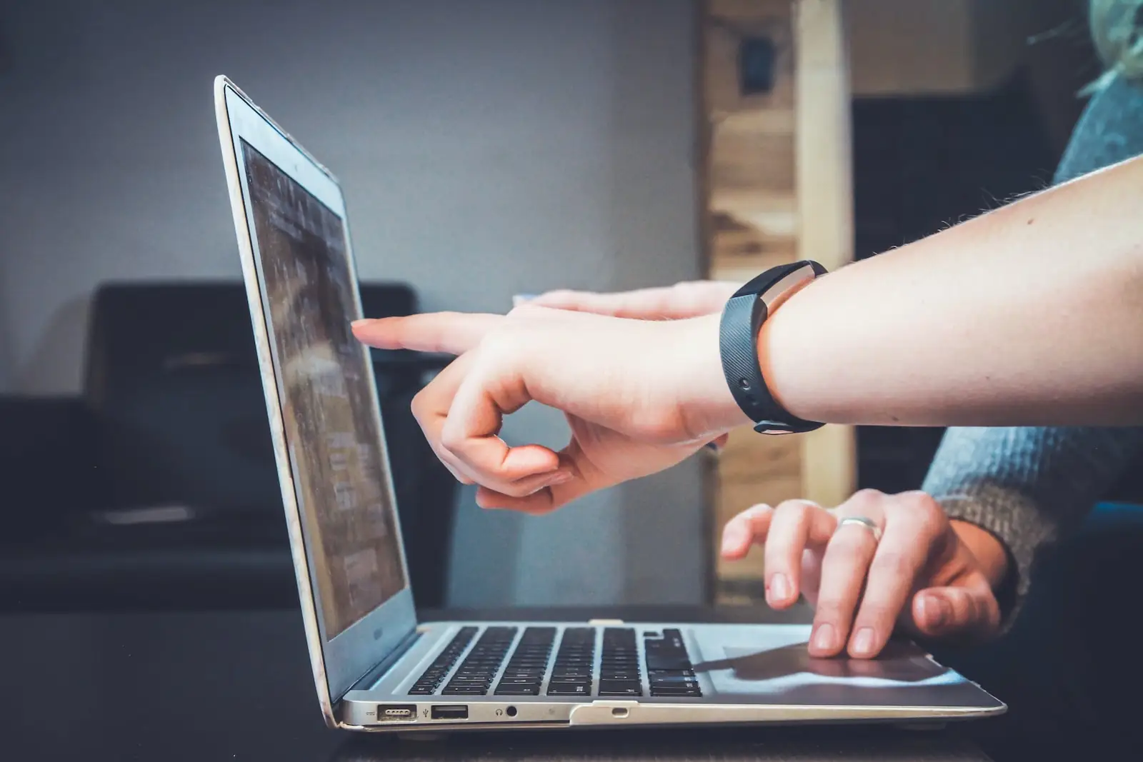 Deux personnes consultant un compte rendu d'intervention sur un ordinateur portable