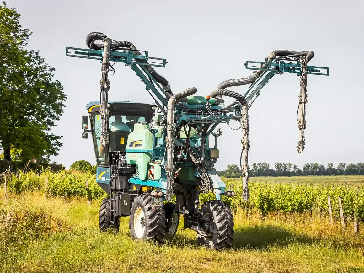 Enjambeur pulvérisateur à rampes de Laurent Giraud prêt pour le traitement de la vigne en Gironde